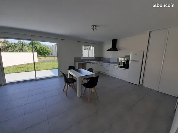 Maison T3 avec terrasse , garage , jardin clos et cours privative