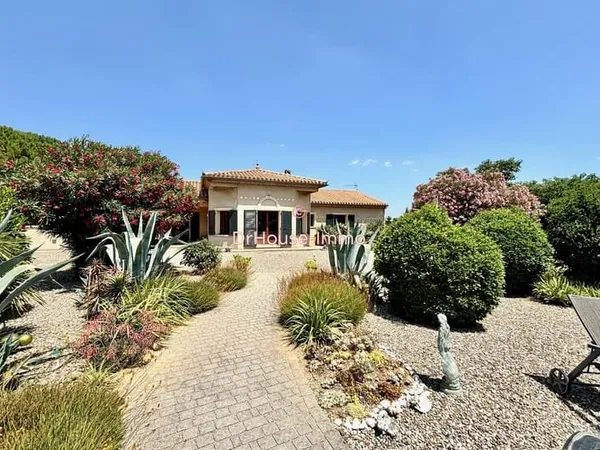 Villa de plain-pied avec piscine