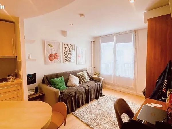 Rare Studio ensoleillé avec balcon