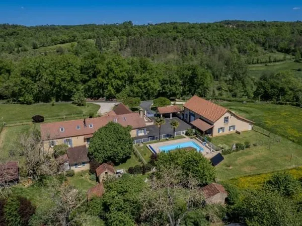 Secteur GOURDON - Site privilégié pour cette Propriété avec gites et piscine sur 1ha