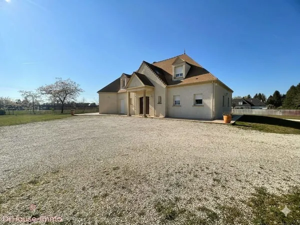 295 m² habitables + 230 m² de sous-sol sur 2700 m² de terrain : un bien rare sur le secteur !
