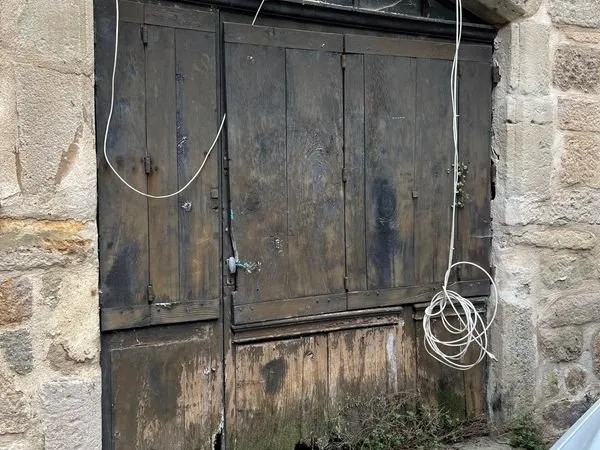 Garage / box 13 m² - idéal petite voiture ou stockage (centre historique Largentière)