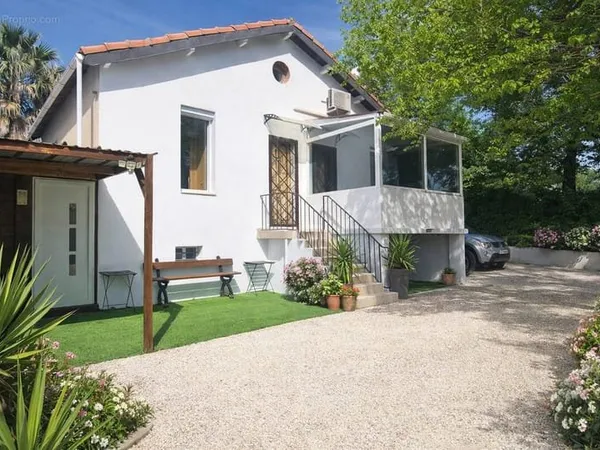 Maison T4 + piscine + studio indépendant + 50 m2 sous sol indépendant Secteur Allauch / Marseille 11