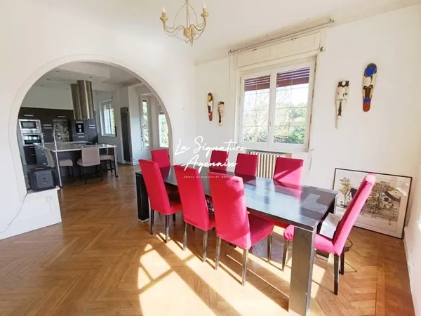 Maison de 217 m2 avec jardin de 2720 m2, piscine, garages et dé