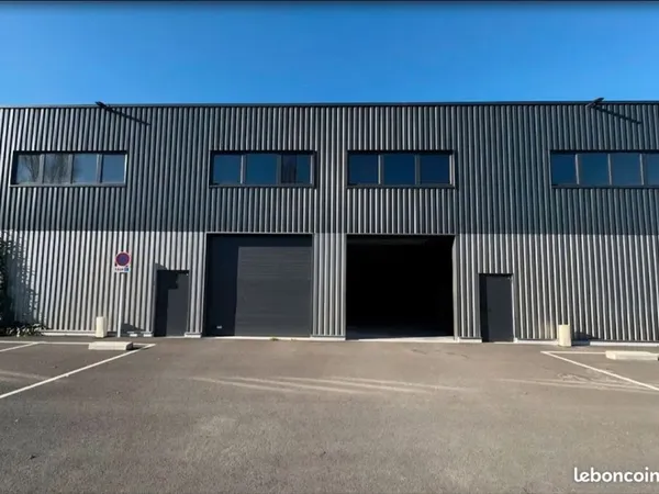 Locaux d'activités/Cellules de stockage individuelles de 100 m2