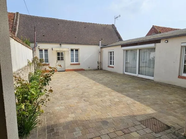Maison de caractère offrant espace et confort de vie