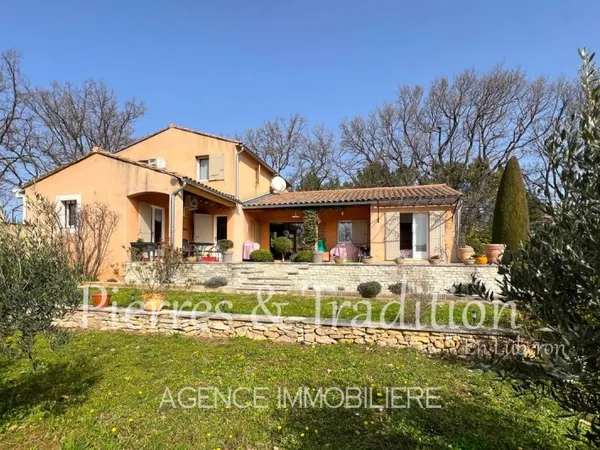 APT, belle propriété avec piscine et vue dégagée sur le Luberon