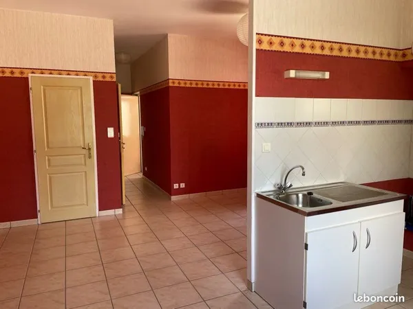 F2 rez de chaussée centre ville Oyonnax
