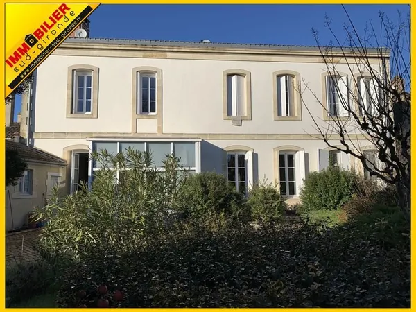 Maison de village comprenant plusieurs logements