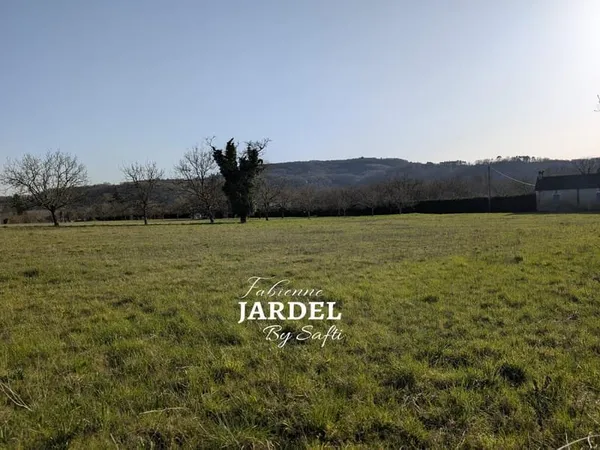 Terrain constructible borné de 3 375 m² situé sur Carsac-Aillac