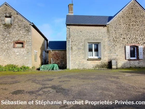 Maison en pierres à rénover sur un terrain d'environ 308 m2