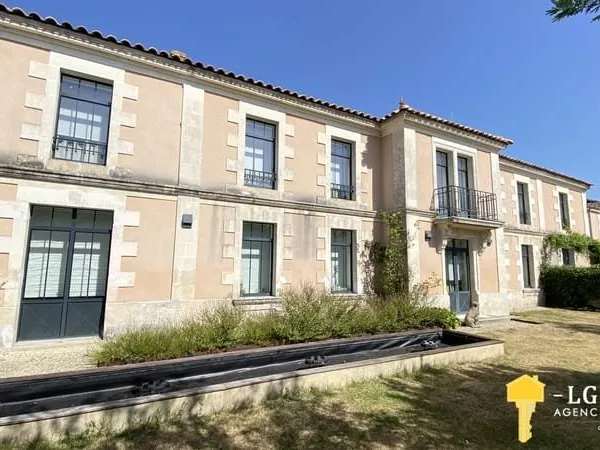 Maison de Maître du 18ème rénovée entièrement avec piscine,