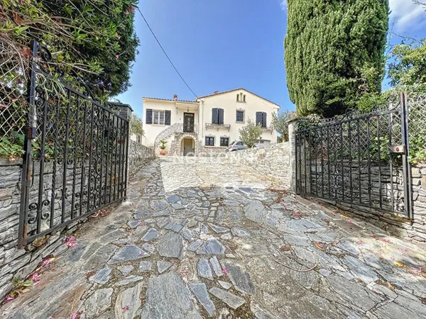Maison de style méditerranéen de 200m2 avec piscine sur un terrain de 1200m2 à Villelongue dels Mont