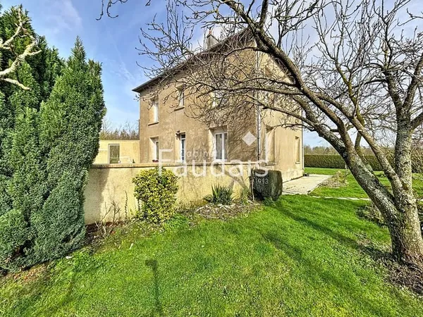 GRANDE MAISON AVEC HECTARE ET DEPENDANCES !!