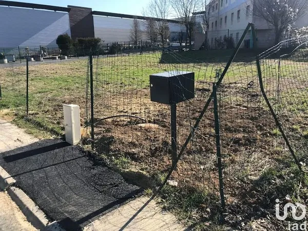 Terrain 705 m²