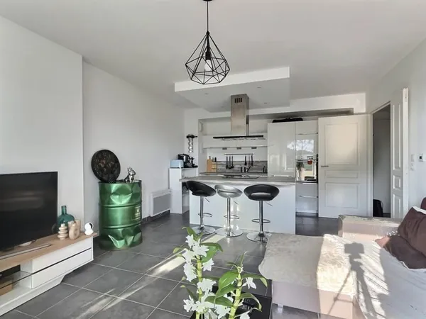 VENTE - BEAU 2 PIECES AU CALME ETAT IMPECCABLE - FREJUS