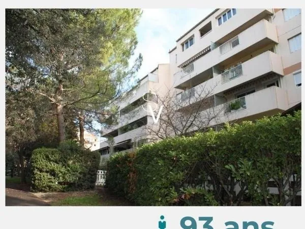 Viager occupé - Appartement T4 de 104 m2 avec terrasse, parking et garage fermé - Monsieur 93 ans, M