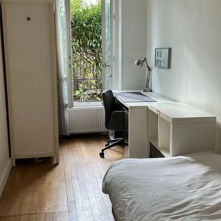 1 mn RER A Sur Magnifique Place tous commerce . Chambre en Colocation