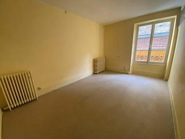 LOCAL PROF. BESANCON - 195 m2