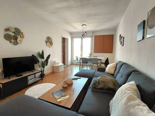 Ensemble de 2 appartements loués et meublés : T3 et Studio a