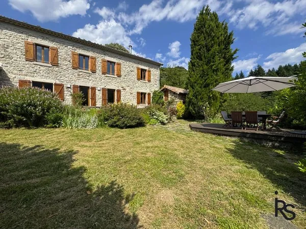 Maison de charme rénovée de 148 m2 habitables avec une vue s