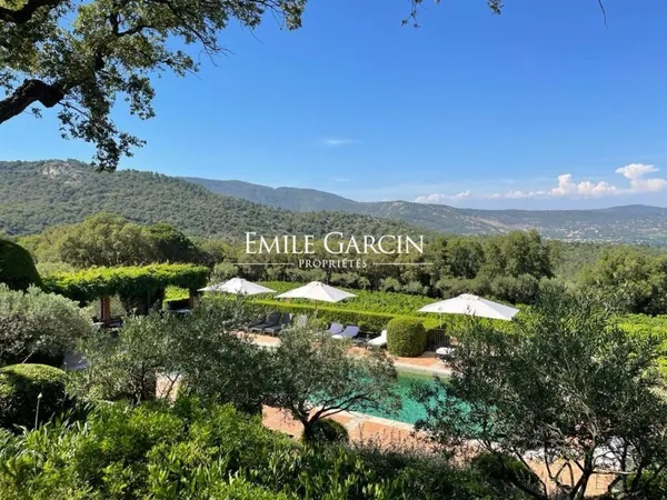 Villa de caractère à la location - Golfe de Saint Tropez - 2 hectares de jardin paysager
