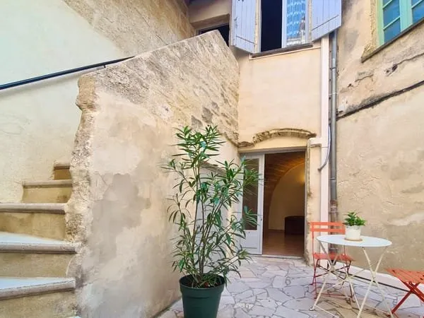 Uzes centre historique - Charmante maison de ville avec cour et terrasse agencée en 2 logements de c