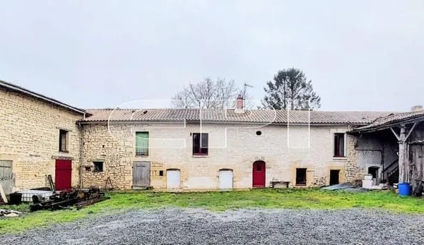 6333 A TERMINER DE RENOVER : Ancienne ferme formant une cour car