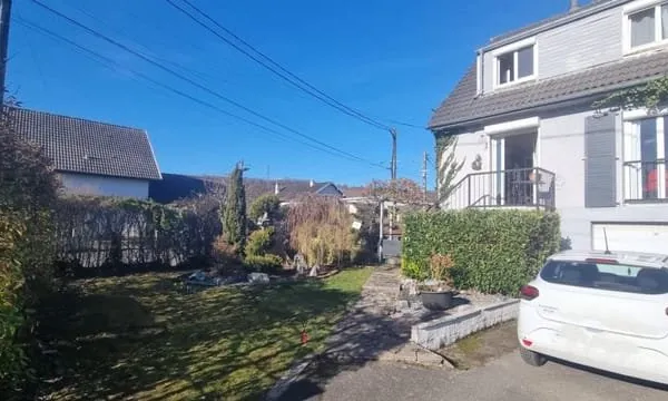 Maison mitoyenne avec beau potentiel extérieur
