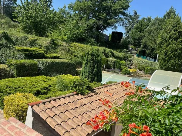 Grande maison familiale avec piscine et appartement
