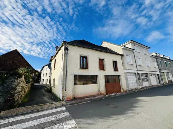 AGREABLE MAISON DE BOURG - LAGARDE MARC LA TOUR