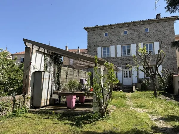 Maison en pierre de caractère - 218 m2 avec jardin et terras