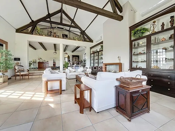 Maison 8 pièces 319 m²