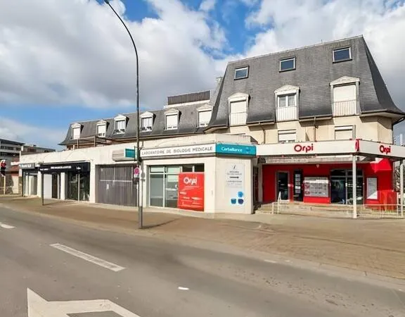 Local commercial 242 m²