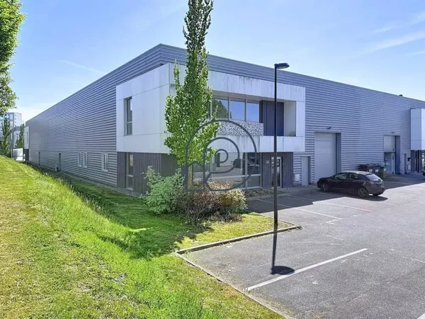 Local d'activité 553 m²