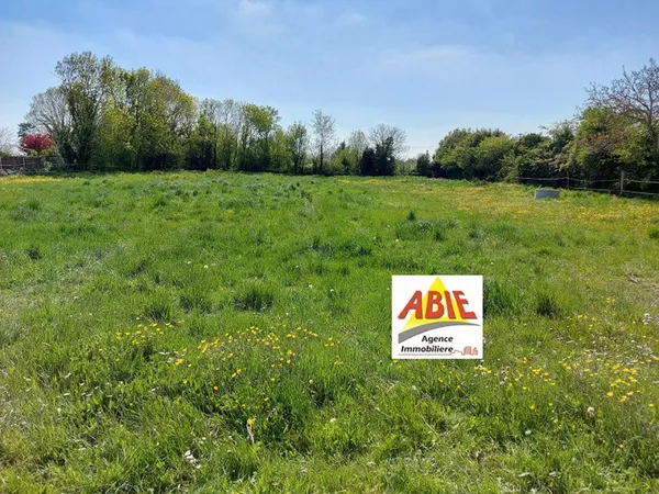Terrain constructible proche Benet de 751 m2