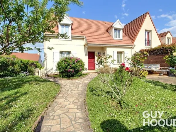 Maison 6 pièces de 110 m² avec studio indépendant à Grigny Village