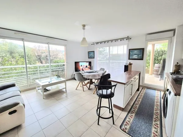 HYERES APPARTEMENT T3 + CAVE + GARAGE + PARKING