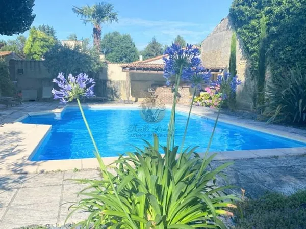 Demeure en pierre de caractère de 200m2 avec piscine et pati
