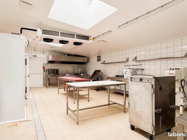Local commercial 135 m² Lonny