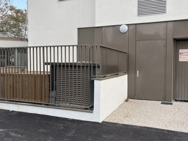 Parking sécurisé en sous-sol résidence récente Bron Lyon 8e