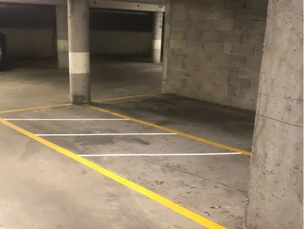 Place Parking moto privé 500m de carrefour
