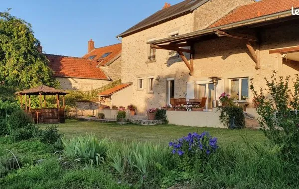 Vente en direct - Maison de 200m2 avec piscine couverte, dépendances aménagées de 70m2, garage, atel