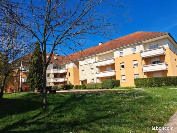 A gourdon dans residence securisee avec piscine et parking clos, bel appartement refait a neuf a ven