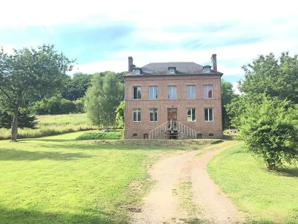 Maison Pont L Eveque, ancien moulin sur 26 231 m², 2 grands bâti