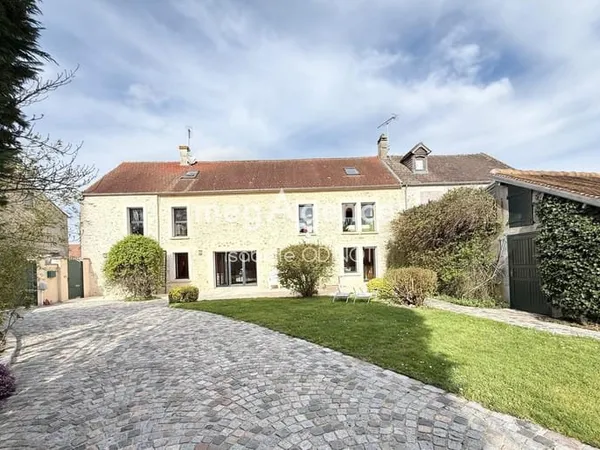 Propriété de caractère en pierre du XIXe siècle 210m2 habitable,dépendance de 175m2 avec cour pavée 