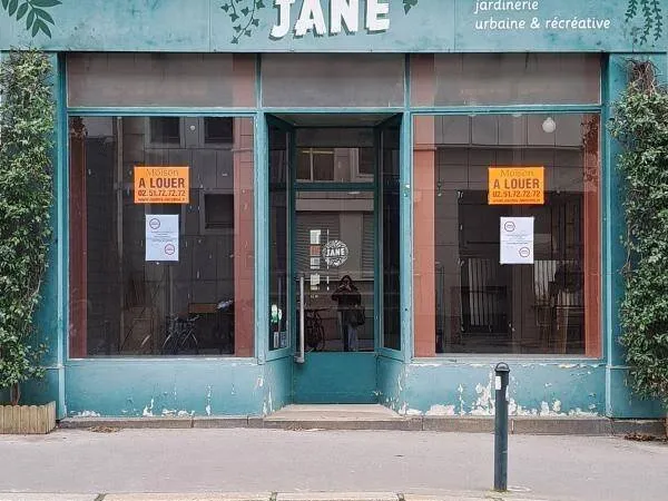 Local commercial 1 pièce 83 m²