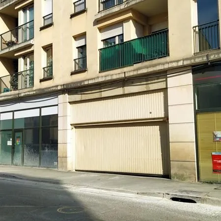 Place de parking couverte, 137 rue Nationale