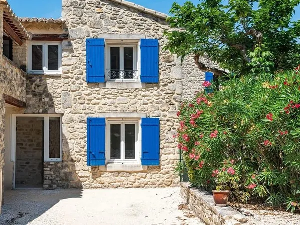 A vendre mas en pierre avec espaces verts