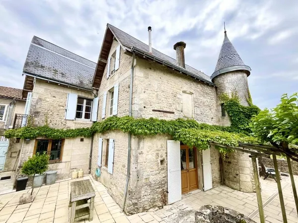 Maison en pierre avec 4 chambres.